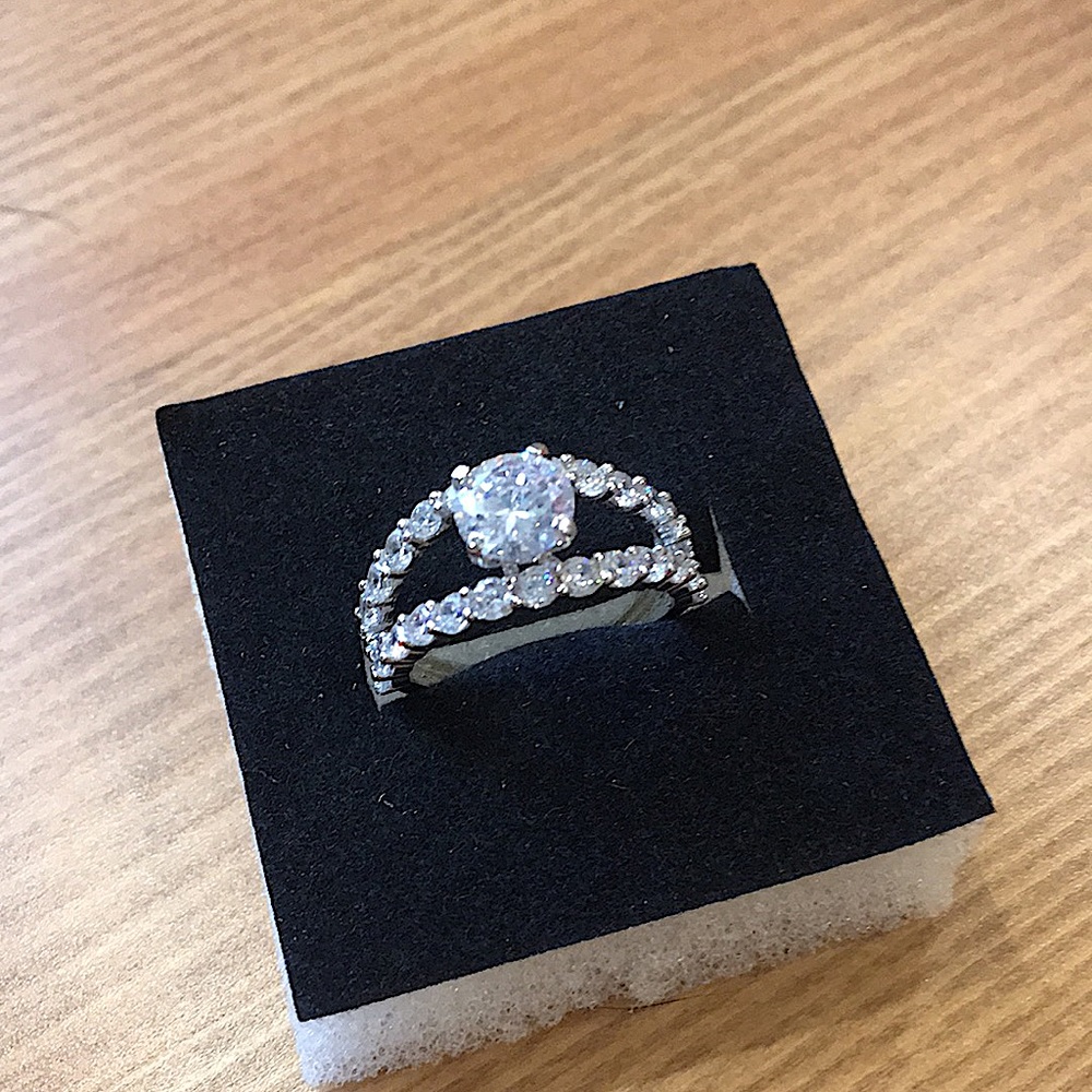 🌸Sterling Silver Ring Swarovski Crystals Sz7 casc
